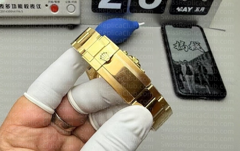 Wrist shot of Clean Factory Rolex Daytona green dial replica showing perfect fit and elegant presence